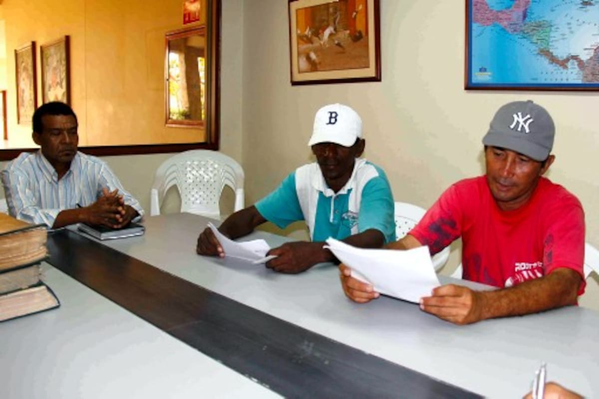 Worman Puello, asesor jurídico; Dionisio Arrieta y Carlos Segovia, pescadores. kailine Girado