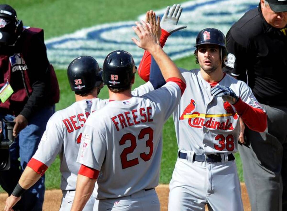 Pete Kozma (38) es felicitado por sus compañeros, en el triunfo de los Cardenales de San Luis 8-0 sobre los Nacionales, en el tercer juego de la serie. AP