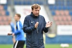 UEFA sanciona a entrenador de por vida: grababa a jugadoras en el vestuario