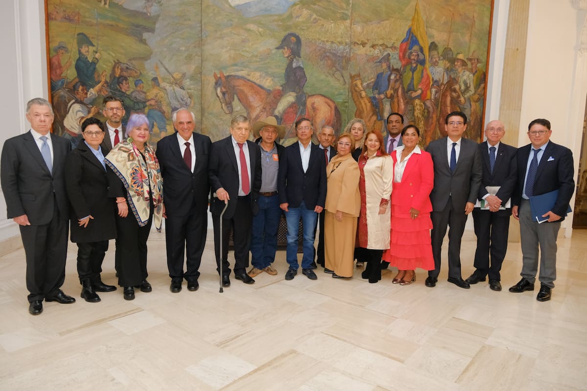 Petro pide a expresidentes mantener agenda activa de diálogo con EE. UU.