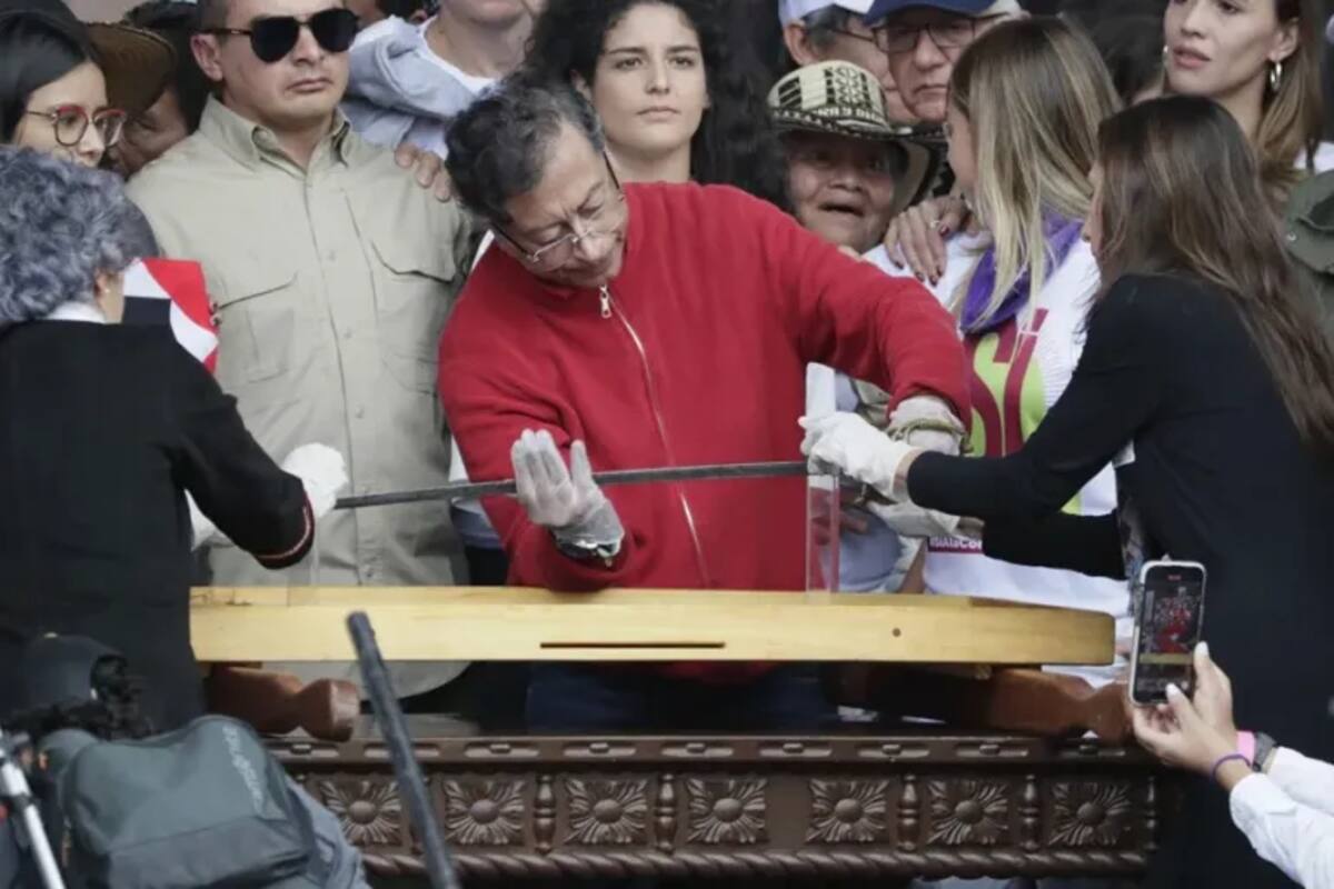 Petro anuncia que la espada de Bolívar regresará al museo a la que pertenece