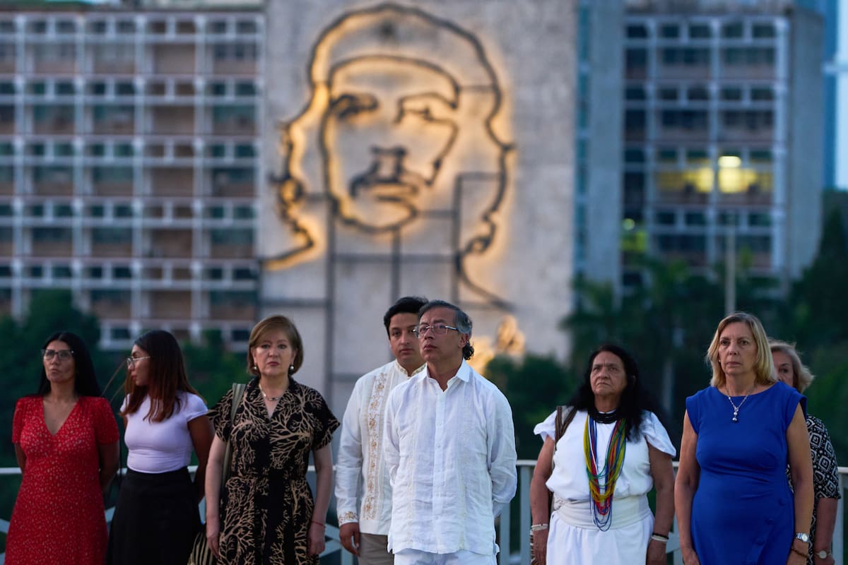 Petro firma bono para funcionarios de Procuraduría antes de salir de la Presidencia. // Foto: EFE/ AP/ Ramón Espinosa / POOL