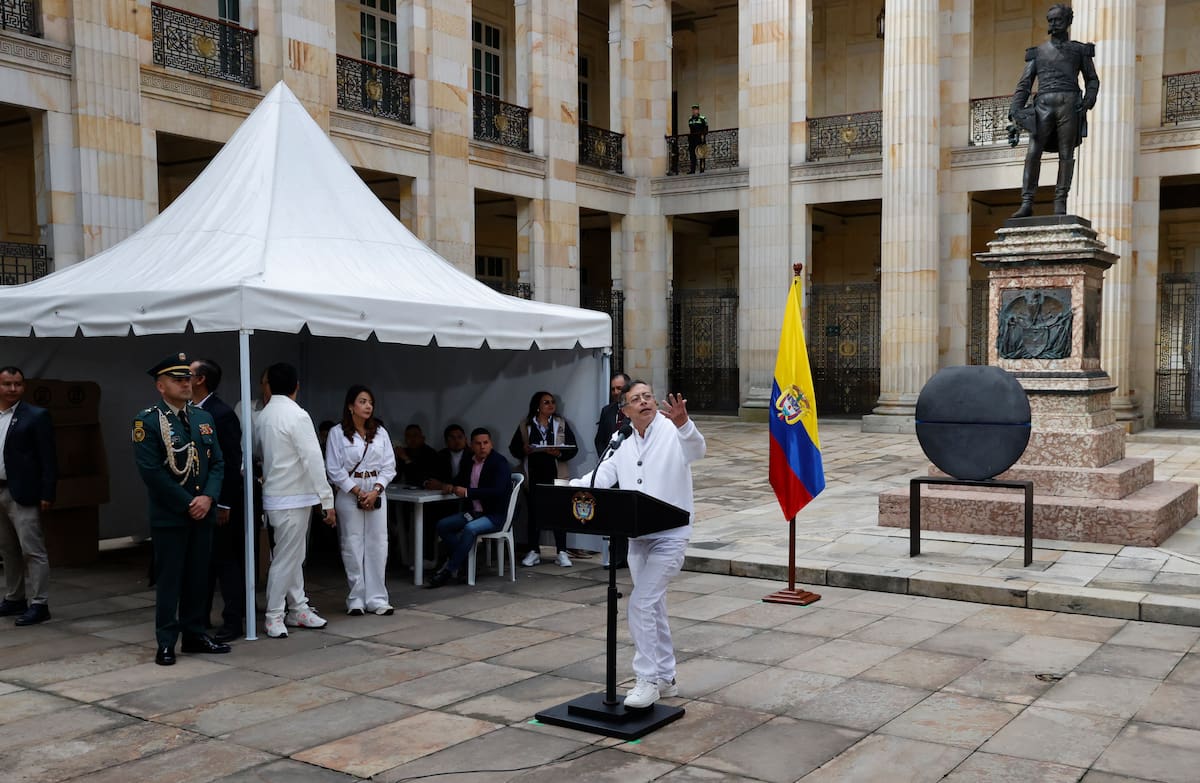 .BOGOTÁ (COLOMBIA), 31/05/2026.- El presidente de Colombia, Gustavo Petro, habla después de votar este domingo en Bogotá (Colombia). Petro votó en la primera vuelta de las elecciones en las que se escogerá a su sucesor para el periodo 2026-2030, que comenzará el próximo 7 de agosto. EFE/Mauricio Dueñas Castañeda