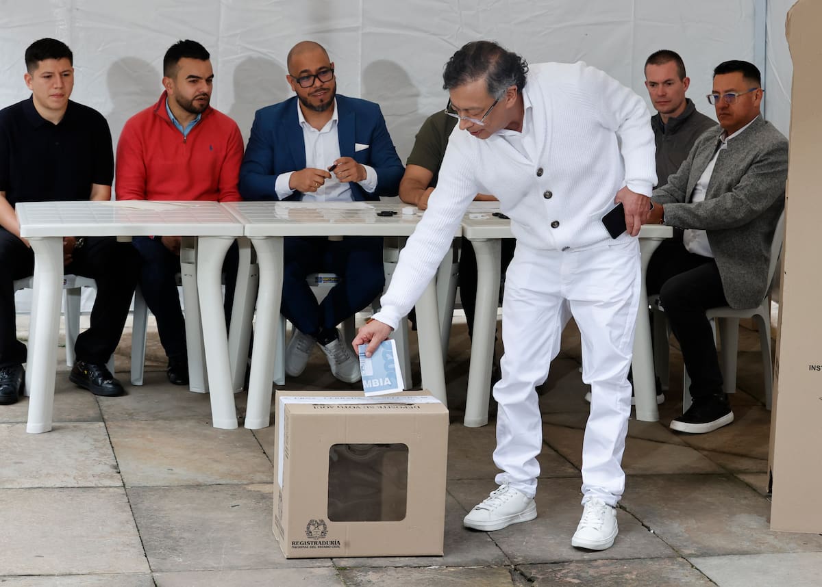 El presidente de Colombia, Gustavo Petro, vota este domingo en Bogotá (Colombia). EFE/Mauricio Dueñas Castañeda