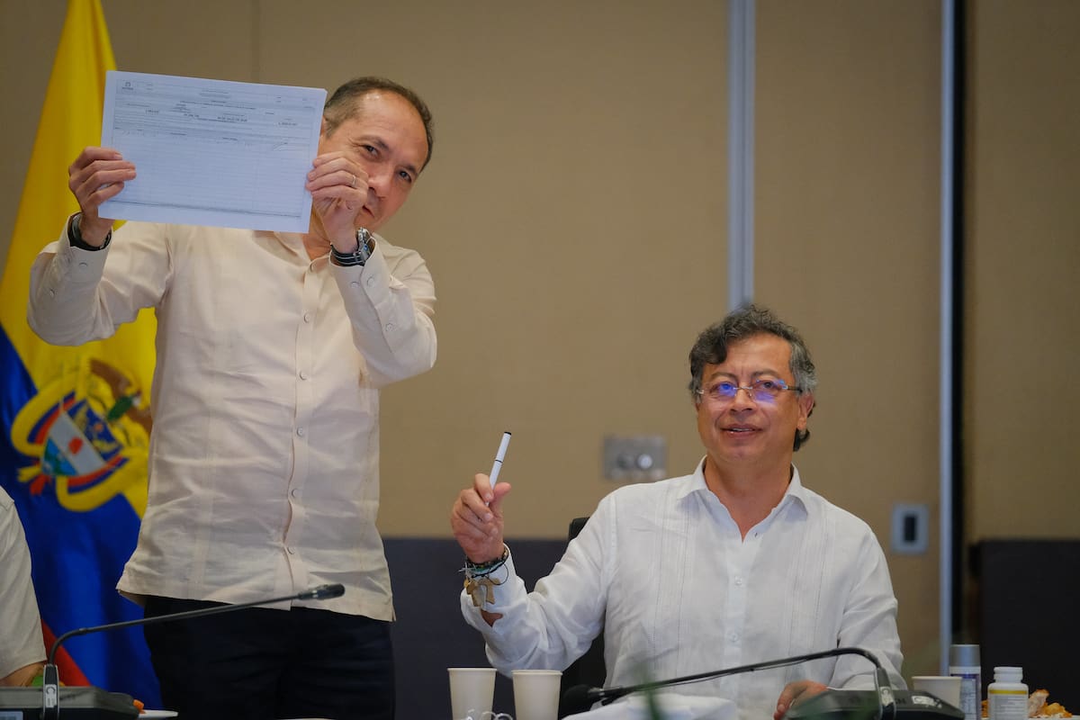 Gustavo Petro y su gabinete firman convocatoria a asamblea constituyente