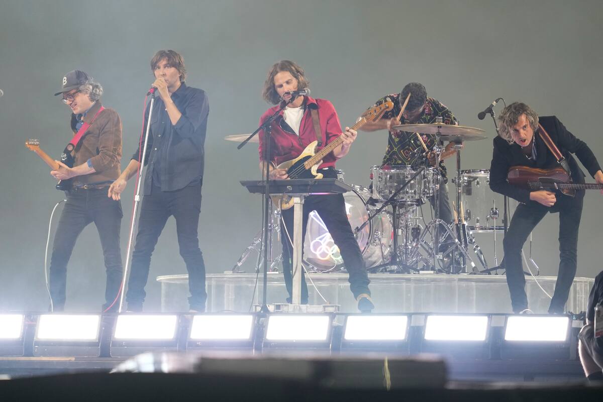 Phoenix actúa durante la ceremonia de clausura de los Juegos Olímpicos de Verano de 2024 en el Stade de France. //EFE
