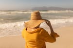 Sol y piel: cuidados clave de un dermatólogo para protegerla