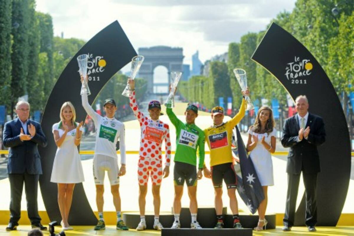 Los ganadores en el podio del Tour de Francia 2011. AFP