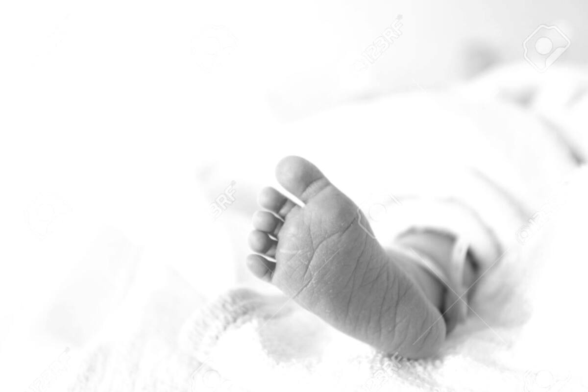 Madre llevó a casa el cuerpo de su bebé y lo cuidó como si estuviera vivo