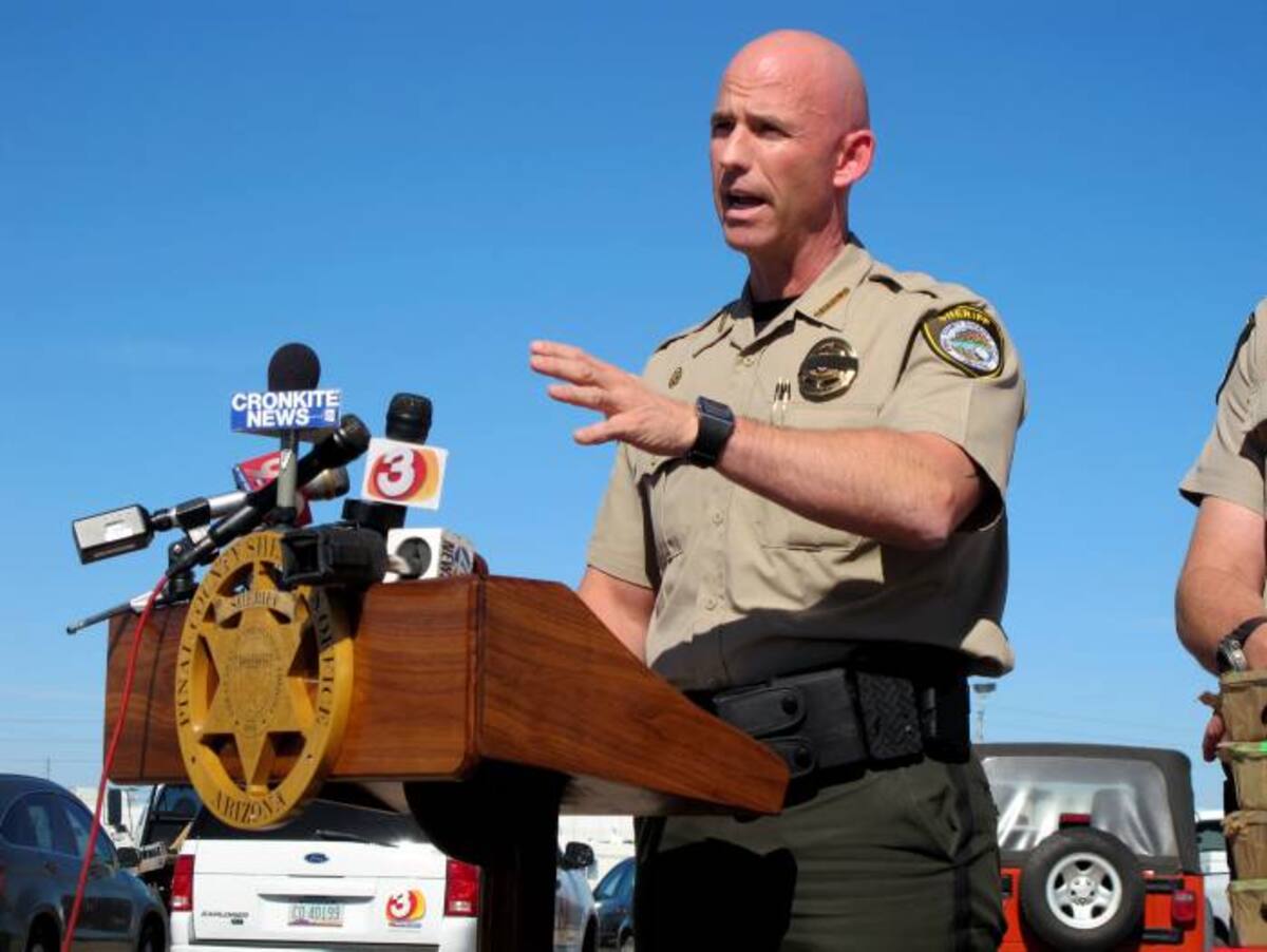 El alguacil de Arizona Paul Babeu, anunció que era gay y que había tenido una relación con el inmigrante José Orozco mientras éste realizaba trabajo como voluntario. AP Amanda Lee Myers