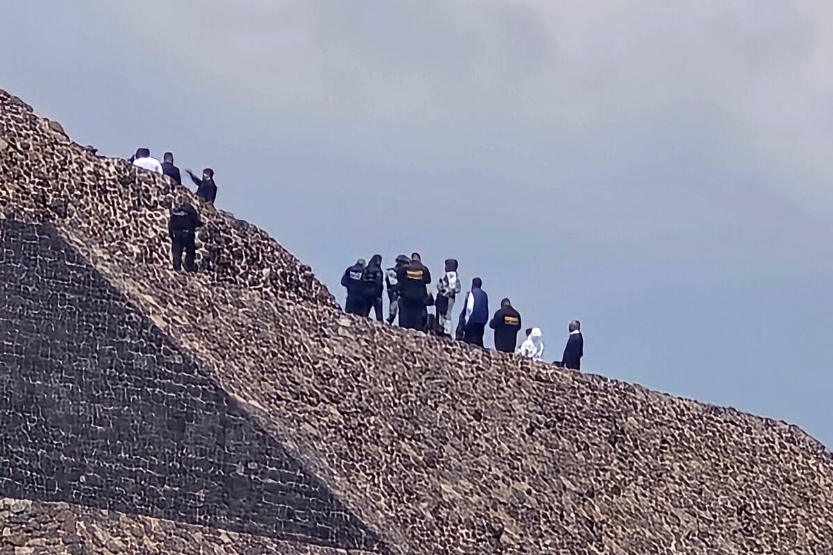Integrantes de la Policía y peritos forenses resguardan la zona donde se registró un ataque con arma de fuego este lunes, en la zona arqueológica de Teotihuacán (México).
Foto: EFE.
