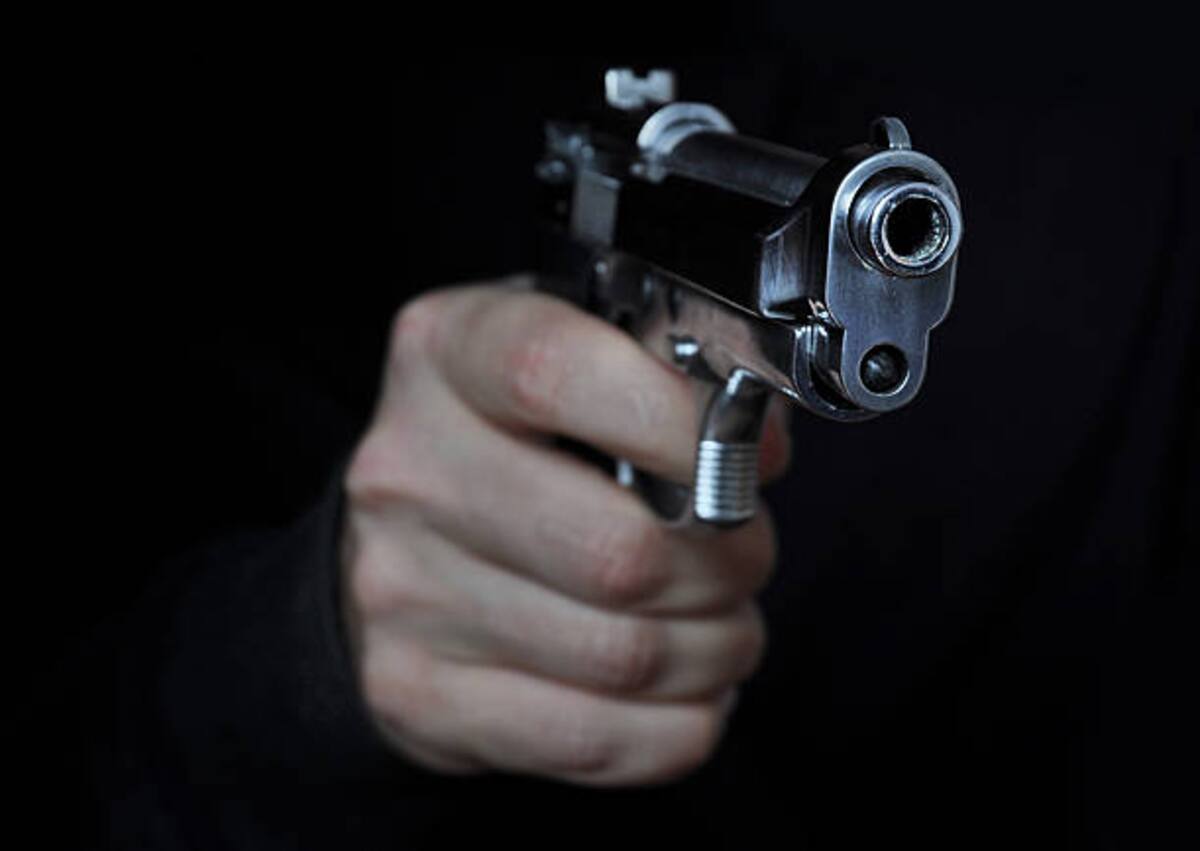 Imagen de referencia de un hombre con una pistola cometiendo un crimen. // Archivo.