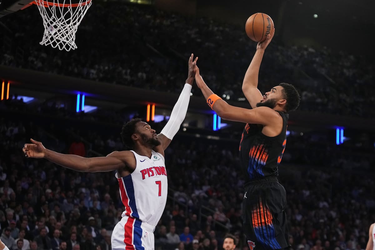 El dominicano Karl-Anthony Towns, de los Knicks de Nueva York, dispara frente a Paul Reed, de los Pistons de Detroit. //Foto, AP: Frank Franklin II