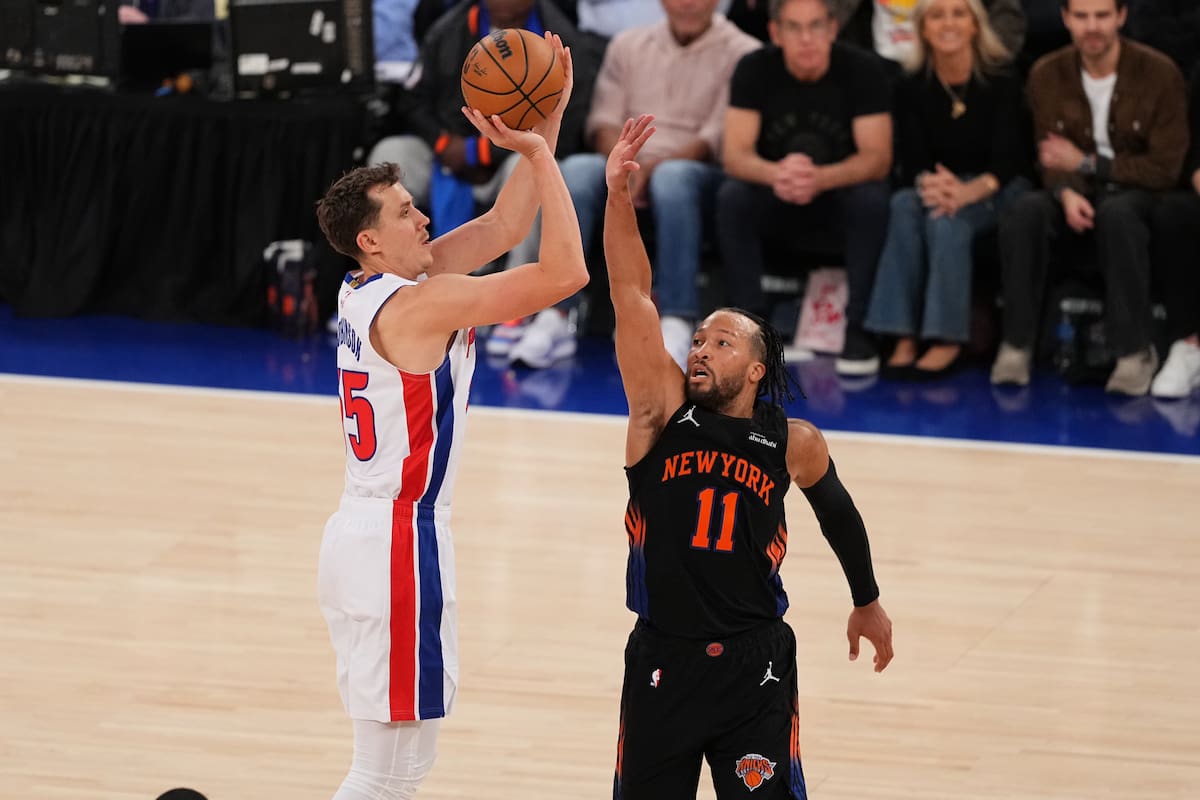 Duncan Robinson (55), de los Detroit Pistons, anota un triple por encima de Jalen Brunson (11), de los New York Knicks, durante la segunda mitad de un partido de baloncesto de la NBA. //Foto, AP: Frank Franklin II
