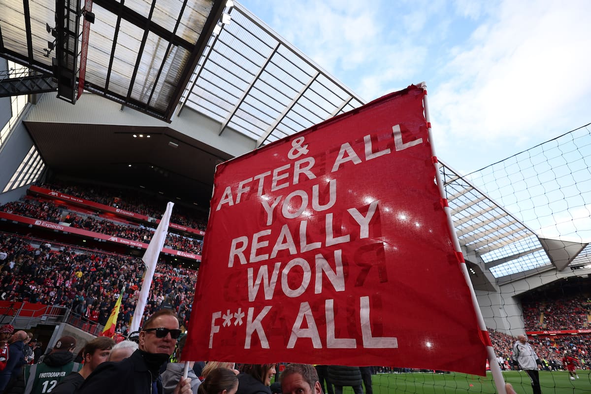 Pancarta de los aficionados del Liverpool dirigida a los del City en Anfield. //Foto, EFE: ADAM VAUGHAN