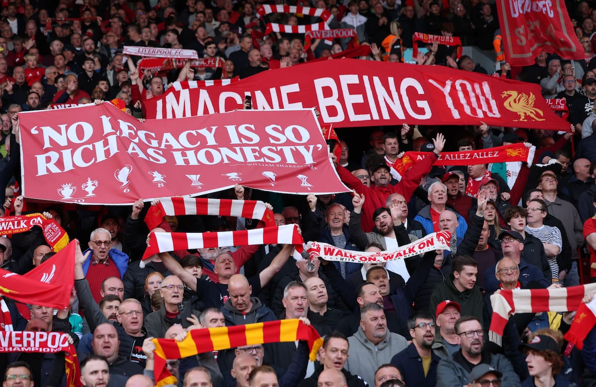 Pancarta de los aficionados del Liverpool dirigida a los del City en Anfield. //Foto, EFE: ADAM VAUGHAN