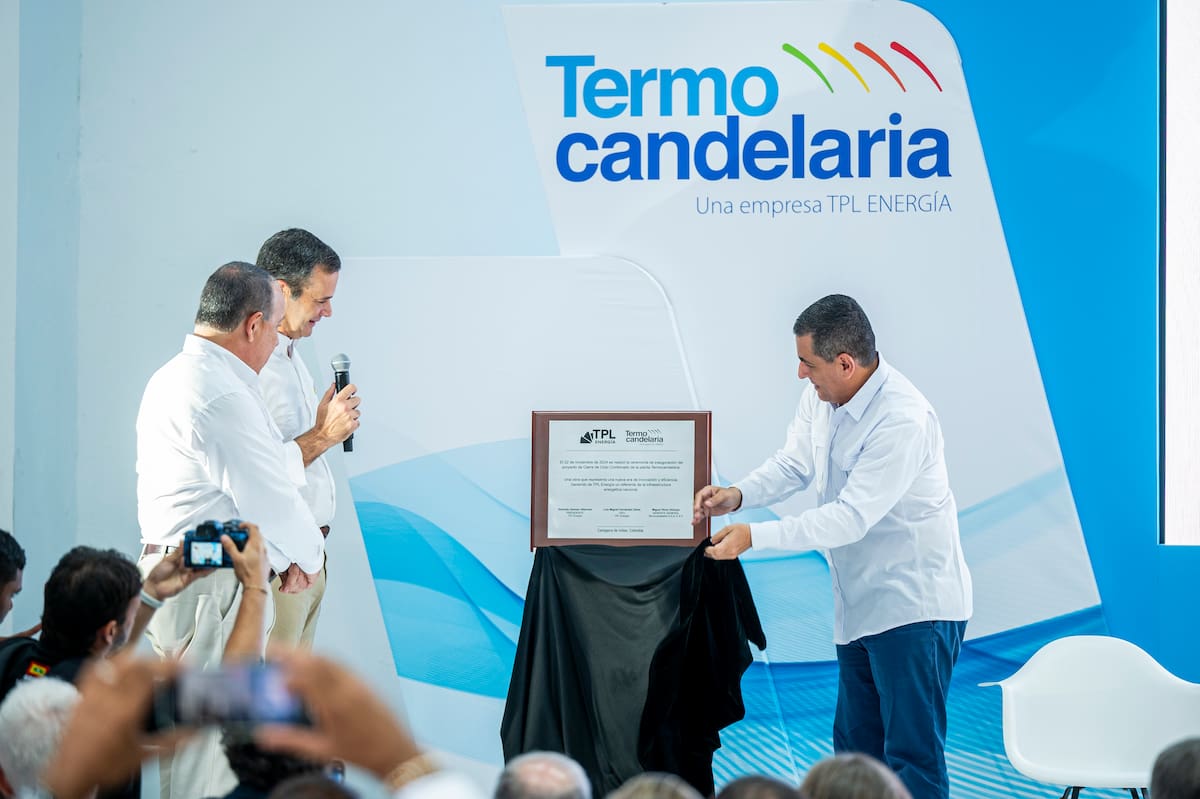El alcalde de Cartagena, Dumek Turbay, devela una placa conmemorativa de la inauguración del proyecto de Cierre de Ciclo Combinado de Termocandelaria. Observan el CEO de TPL, Luis Miguel Fernández Zaher y Miguel Pérez Ghisays, gerente de Termocandelaria. //Cortesía Pedraza Producciones.