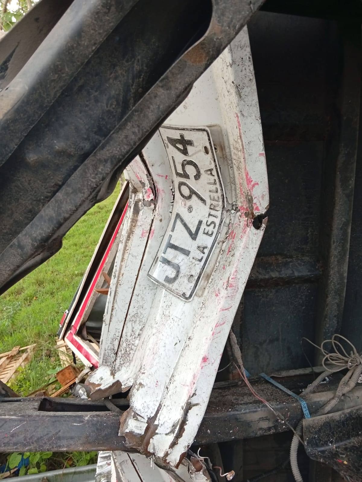 Placas de camión que sufrió accidente con bus de Expreso Brasilia en la vía Troncal de Occidente. // Foto: tomada de la página de Facebook Noticias en Linea