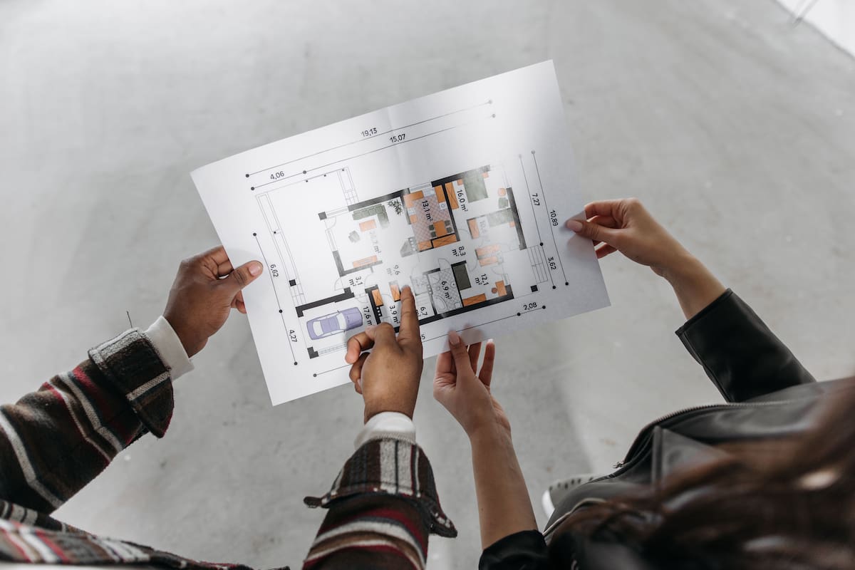 ¿Cómo verificar si una constructora tiene los permisos legales antes de comprar un apartamento sobre planos en Bolívar?