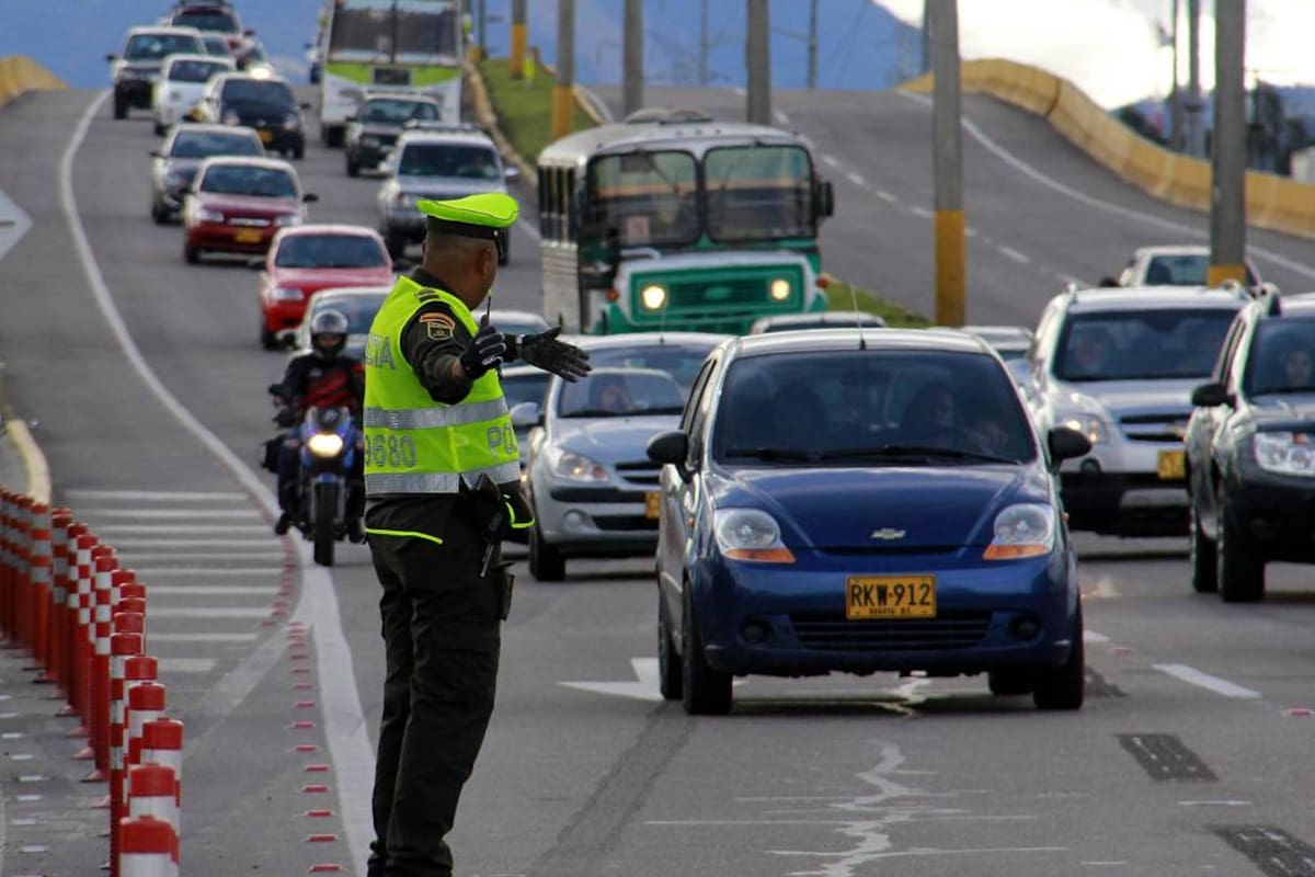 Vehículos en importante vía de Colombia. // Foto: Colprensa