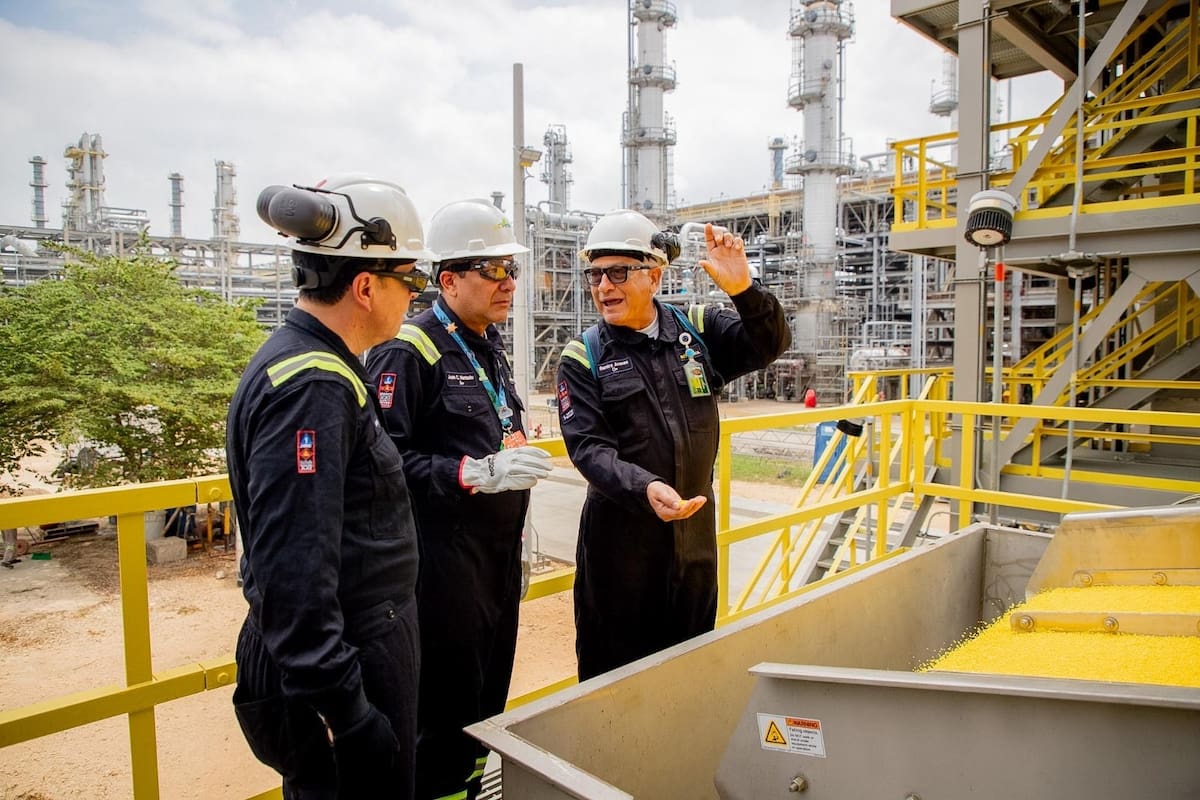 Personal de Ecopetrol en la unidad de solidificación de azufre de la Refinería de Cartagena. //Foto Cortesía Ecopetrol.