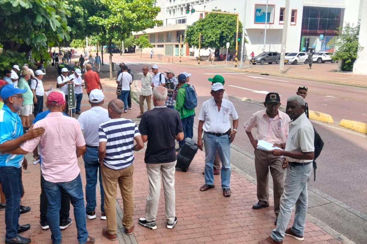 Plantón de pensionados en el Centro Histórico de Cartagena: esto reclaman