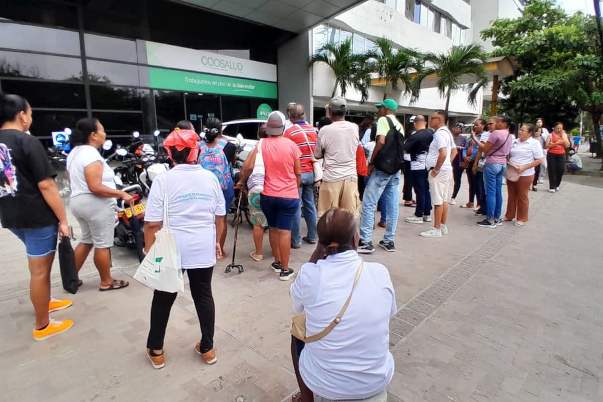 Usuarios de Coosalud se toman la sede de Cartagena: exigen atención médica