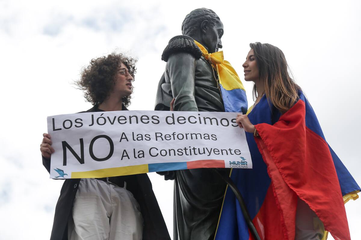 Bogotá. Julio 20 de 2024. Plantón en la plaza de Bolívar ciudadanos y militares retirados protestan en contra del gobierno de Gustavo Petro. (Colprensa - Catalina Olaya)