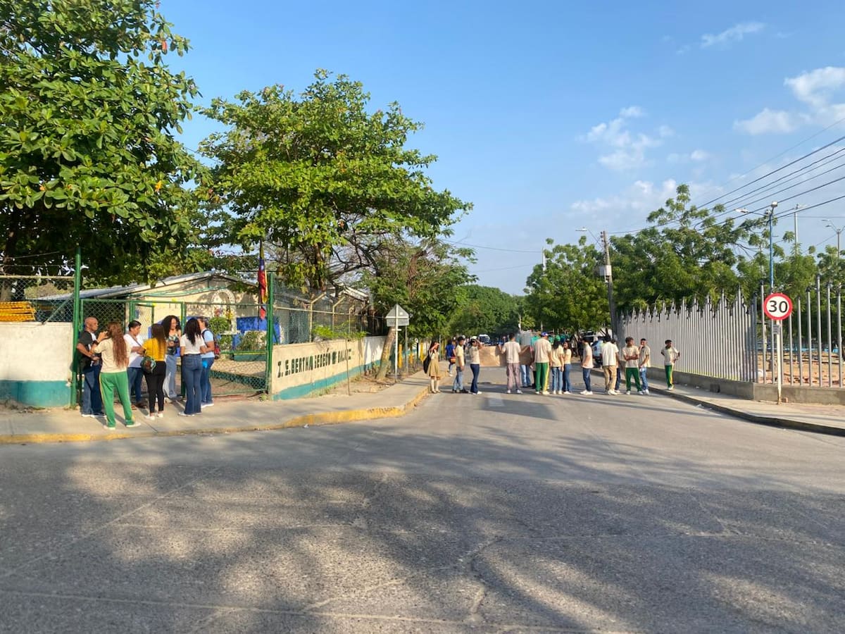 Plantón en el colegio Bertha Gedeón en Cartagena. // Foto: cortesía - representantes de la I.E Bertha Gedeón de Baladí