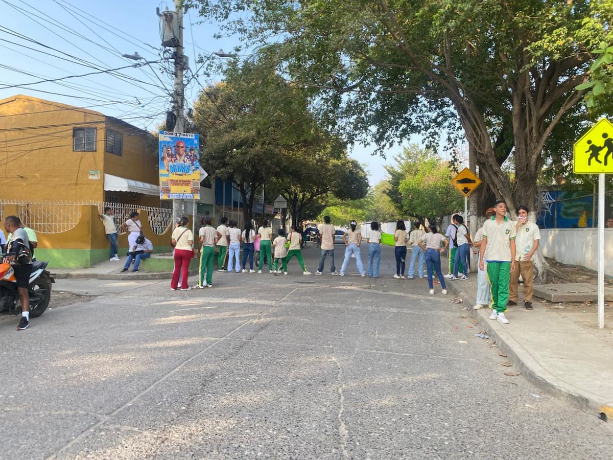 Plantón en el colegio Bertha Gedeón en Cartagena. // Foto: cortesía - representantes de la I.E Bertha Gedeón de Baladí