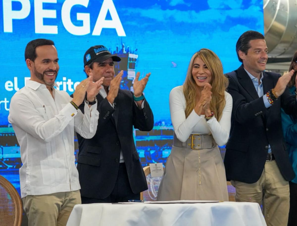 El presidente de Colombia, Abelardo de la Espriella; el alcalde de Barranquilla, Alejandro Char; la gerente de Ciudad, Ana María Aljure, y el Ministro de Comercio, Mauricio Gómez, durante el acto cumplido este jueves en el Ernesto Cortissoz.//Cortesía Alcaldía de Barranquilla.