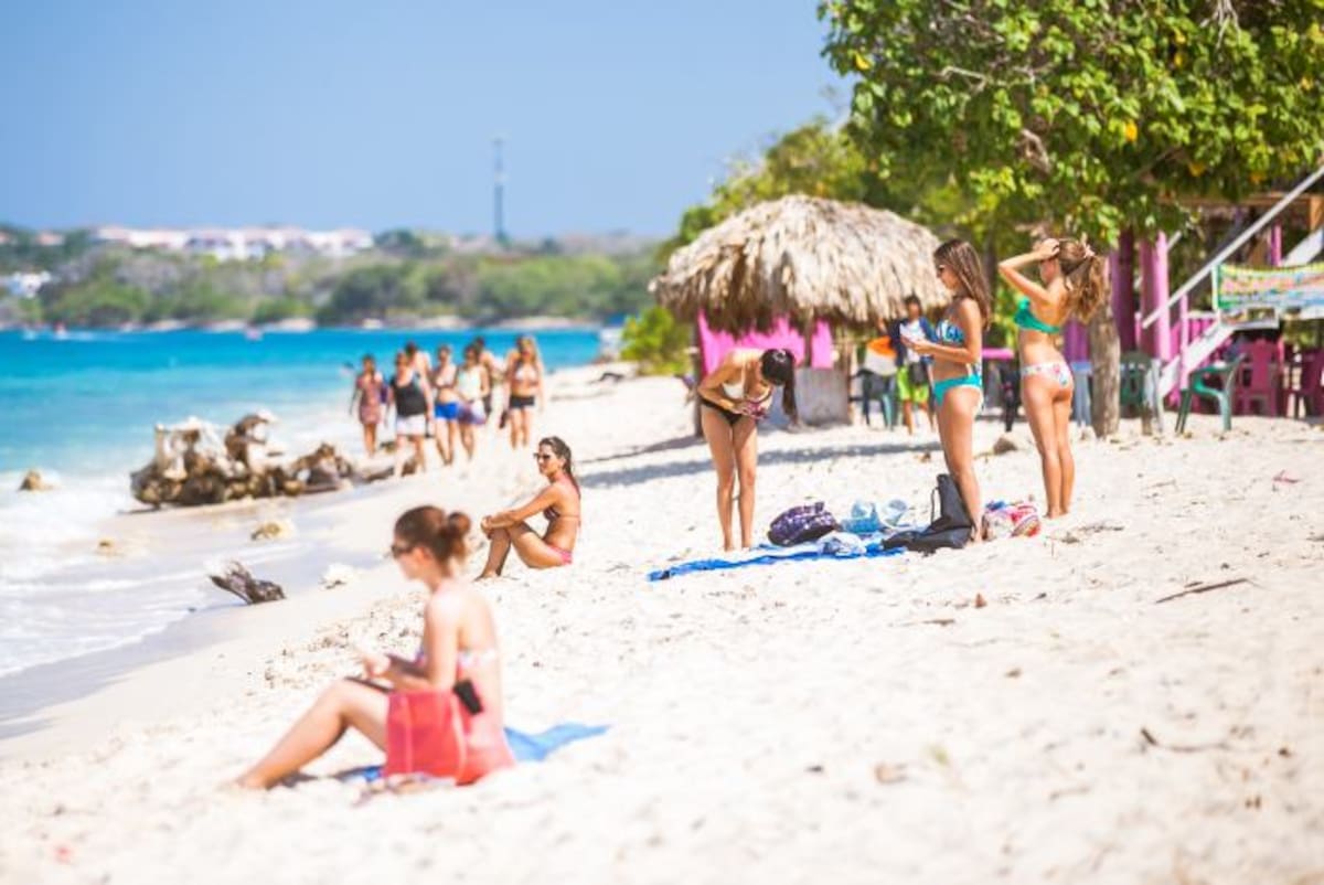 Turistas disfrutando de su estancia en estas playas cristalinas de Cartagena.
