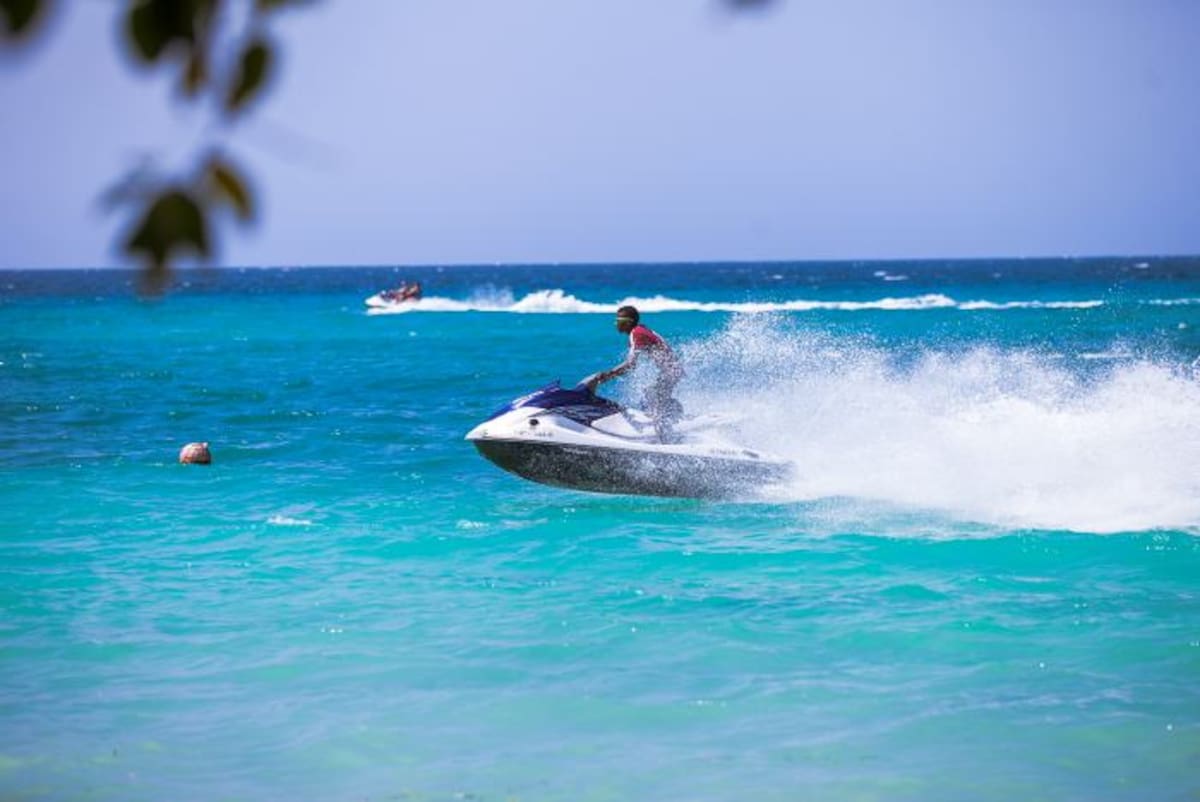 Motos acuáticas otro atractivo de esta playa.
