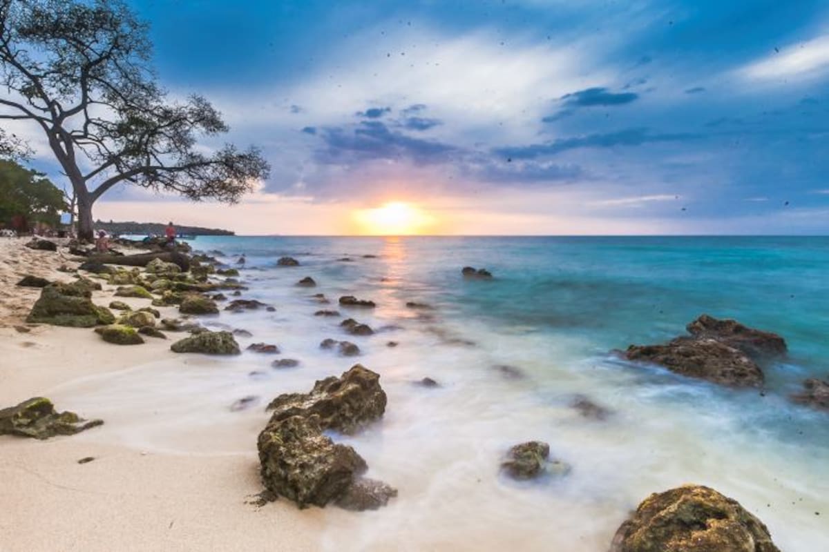 Playa Blanca en Cartagena: un paraíso de aguas cristalinas que debes visitar