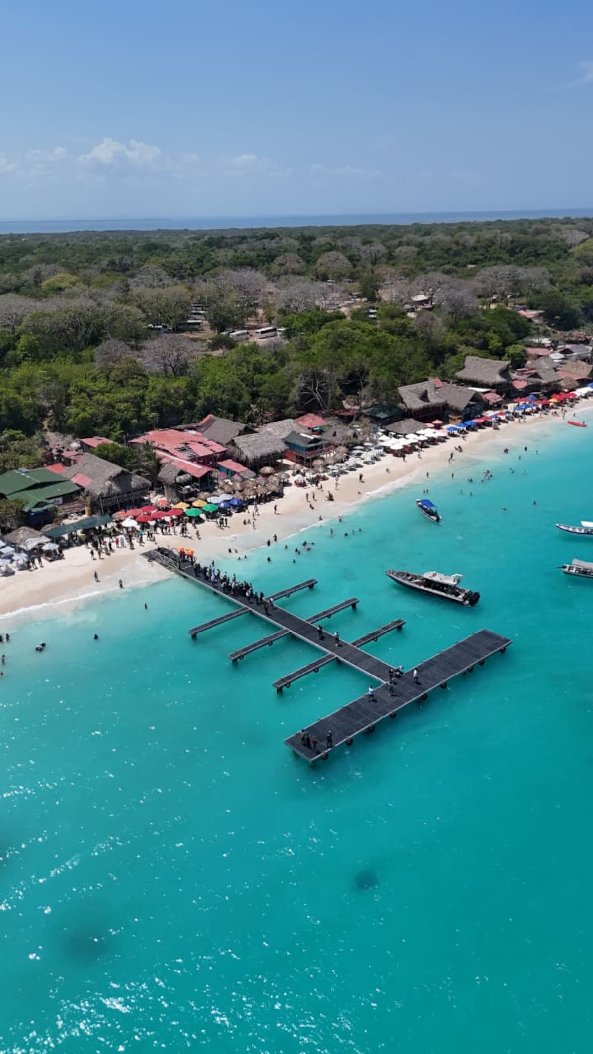 Así quedó el embarcadero en Playa Blanca tras ser reparado por los daños causados por el frente frío. // Foto: Drone El Universal - Diego Fierro.