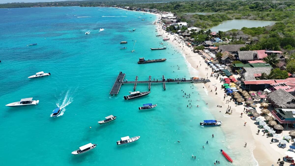 El embarcadero de Playa Blanca había sufrido daños en su estructura tras el paso del frente frío. // Foto: Drone El Universal - Diego Fierro.