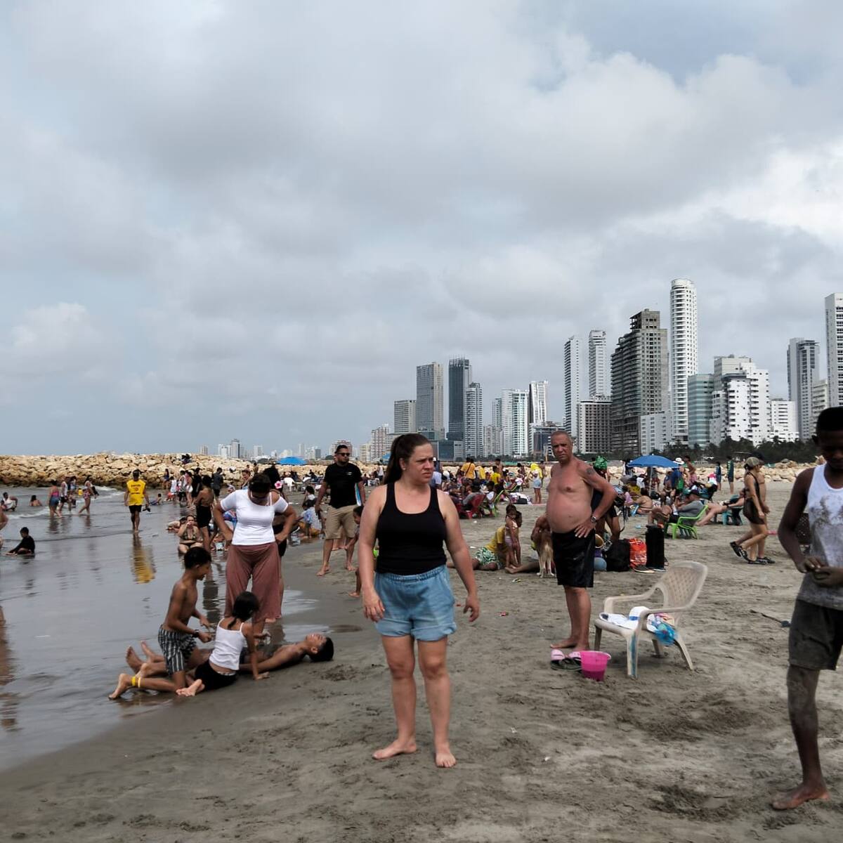 Playas de Bocagrande y El Laguito llenas de visitantes por la temporada. // Foto: Zenia Valdelamar - El Universal