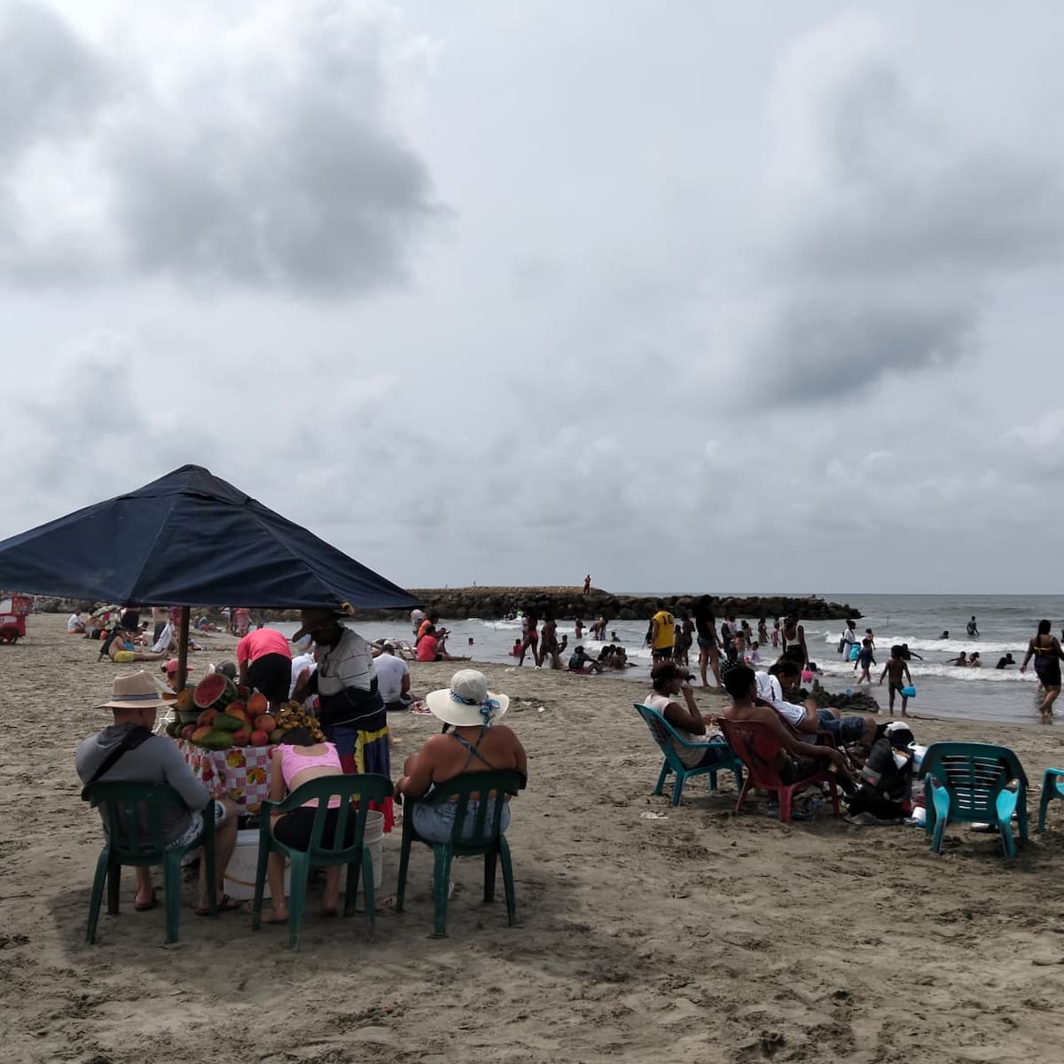 Playas de Bocagrande y El Laguito llenas de visitantes por la temporada. // Foto: Zenia Valdelamar - El Universal