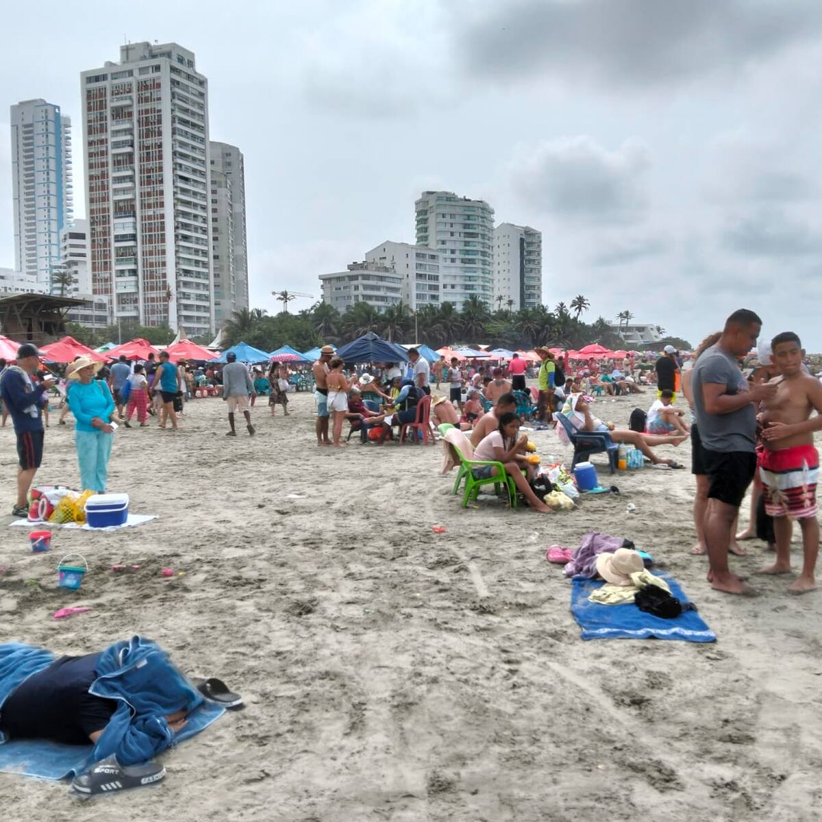 Playas de Bocagrande y El Laguito llenas de visitantes por la temporada. // Foto: Zenia Valdelamar - El Universal