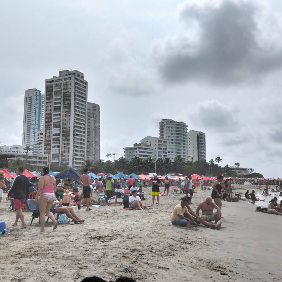Playas de Bocagrande y El Laguito llenas de visitantes por la temporada. // Foto: Zenia Valdelamar - El Universal
