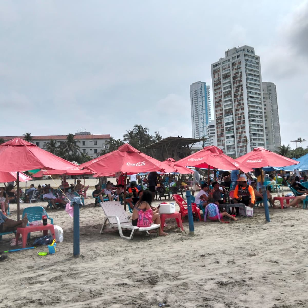 Playas de Bocagrande y El Laguito llenas de visitantes por la temporada. // Foto: Zenia Valdelamar - El Universal
