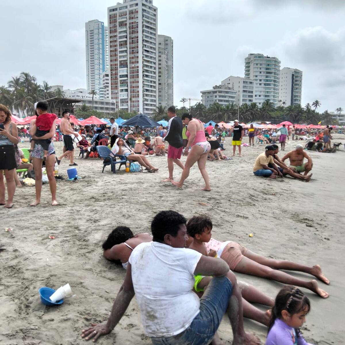 Playas de Bocagrande y El Laguito llenas de visitantes por la temporada. // Foto: Zenia Valdelamar - El Universal