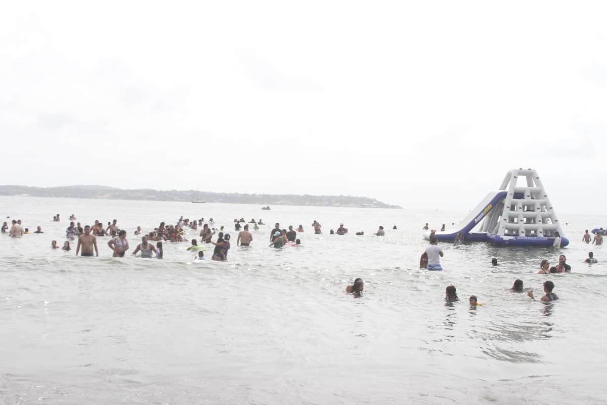 Domingo de playa y sol en Cartagena en pleno cierre de vacaciones. // Foto: Zenia Valdelamar - El Universal