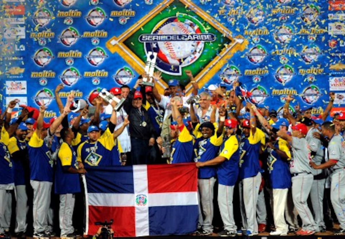 Los jugadores dominicanos celebra en el podio la conquista del título de la Serie del Caribe 2010.