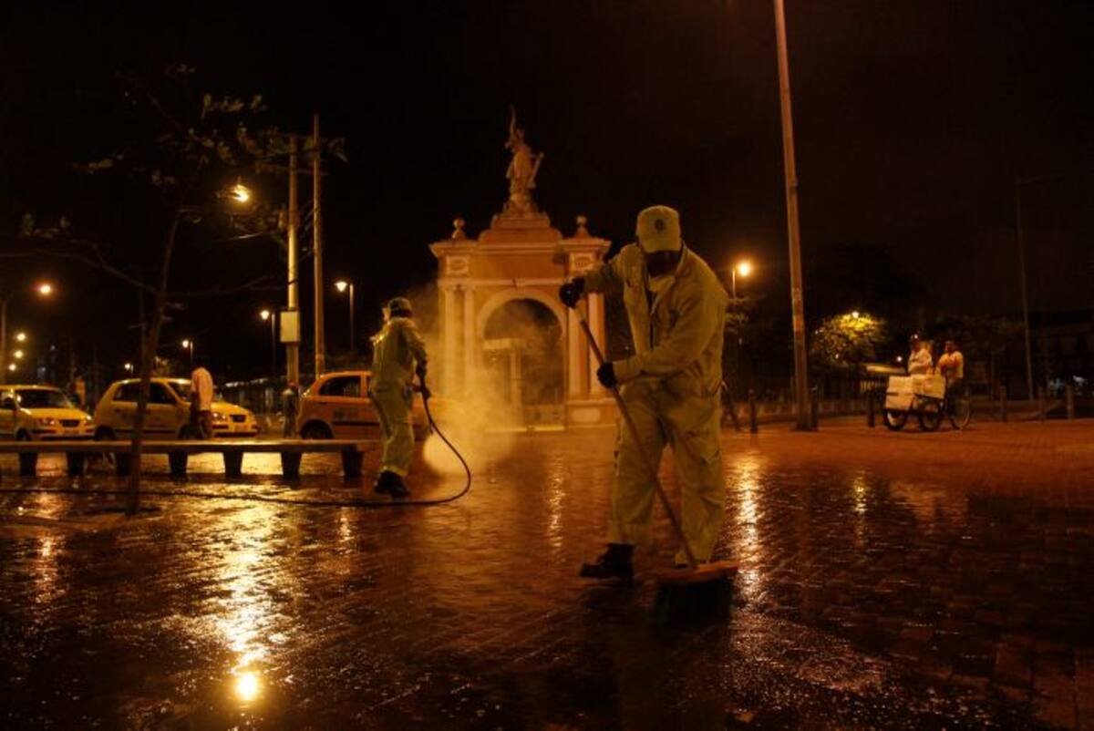 La jornada comenzó aproximadamente a las 3:00 a.m. y consistió en retirar la suciedad de los adoquines. NAYIB GAVIRIA AMADOR - EL UNIVERSAL