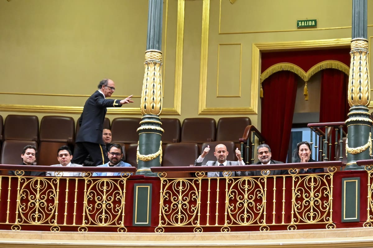 Miembros de un colectivo de víctimas y denunciantes de la dictadura de Nicolás Maduro ante la Corte Penal Internacional en la tribuna de invitados del Congreso. //EFE