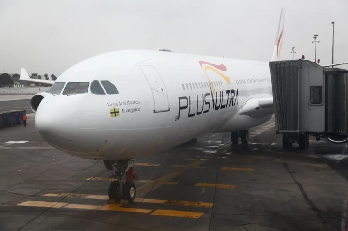 Un avión de la aerolínea española Plus Ultra en una imagen de archivo. // Foto: EFE/Eduardo Caevro.