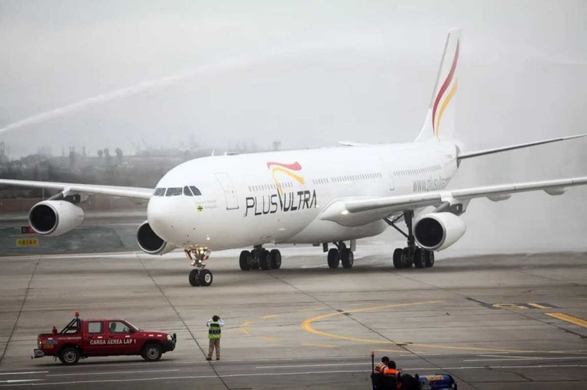 Un avión de la aerolínea española Plus Ultra en una imagen de archivo. // Foto: EFE/Eduardo Caevro.