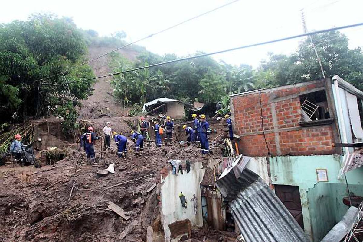En El Salvador en las últimas 24 horas, 24 personas más murieron y elevaron el número de víctimas fatales a 32. El número de evacuados ha subido ya a más de 20.000 personas AP Milton Flores/La Prensa Grafica