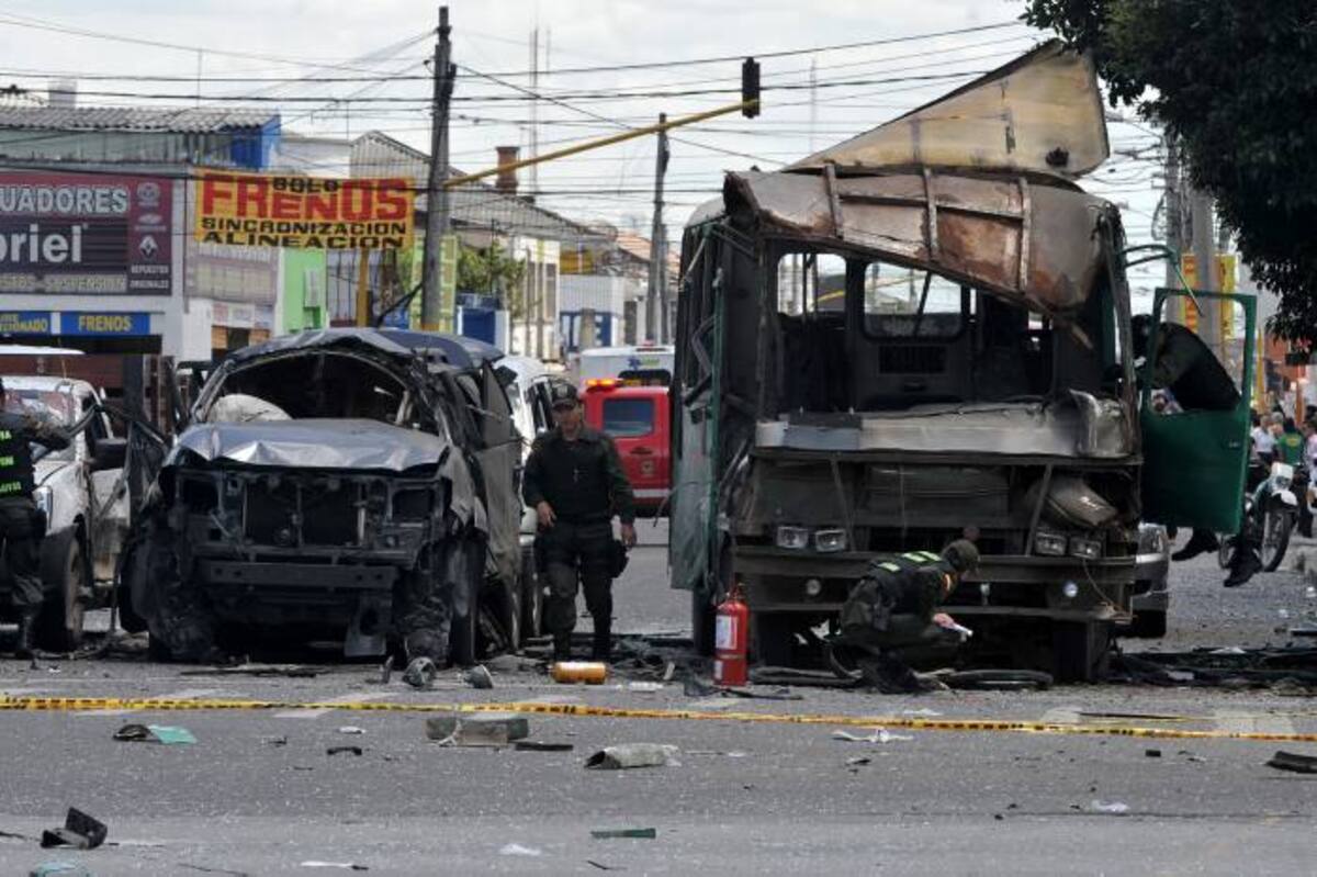 Así quedó el carro del exministro Londoño, quien se movilizaba por la calle 74 hacia la carrera 15 en Bogotá. AFP